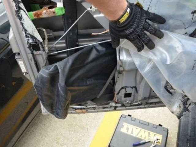 Arabanın kapısında gizli bir bölme keşfeden adam...