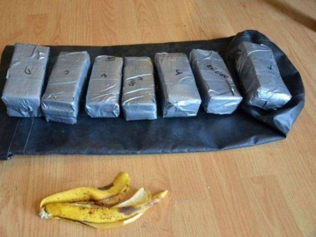 Paketi açınca içinden 7 tane daha paket bir de henüz çürümemiş bir muz kabuğu çıktı.