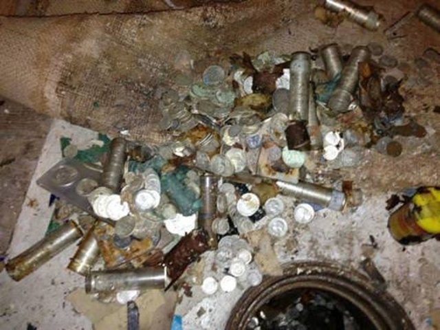 Ayrıca plastik boruların içinde bir ton bozuk para vardı fakat bunlardan bazıları kağıttan borulara sarılmıştı.