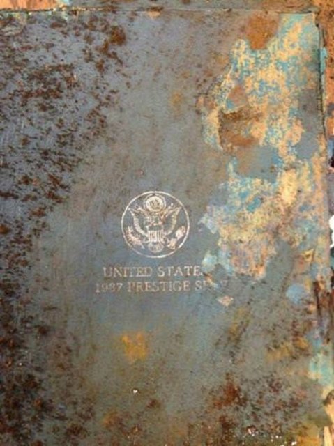 Önce her insan evladı gibi kasayı açmayı dener fakat elbette ki açamaz. Profesyonel bir çilingir çağırmaya karar verir.