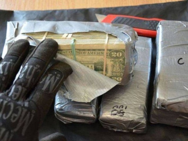 Paketlerin içinden deste deste paralar çıktı...