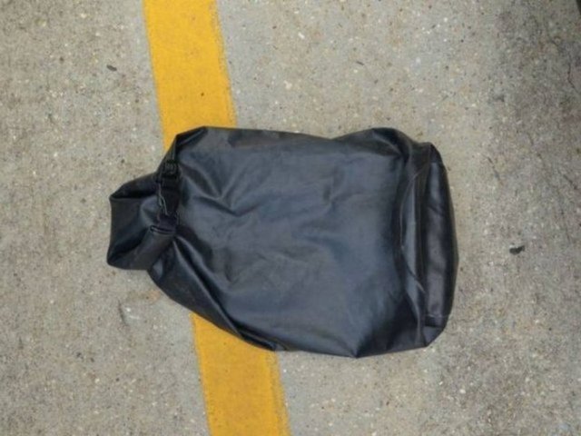 İlk önce siyah bir paket buldu...