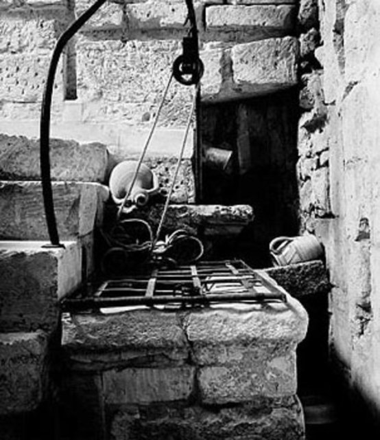 İnanılmaz olay İtalya'nın Lecce'de yaşandı. İtalya'nın güneyindeki Lecce'de bulunan restoranının tuvaletinin sık sık tıkanmasından bıkan  Lucian Faggiano adındaki adam, aşağıda büyük kanalizasyon borusunu bılmak için bir kazı yaptı.