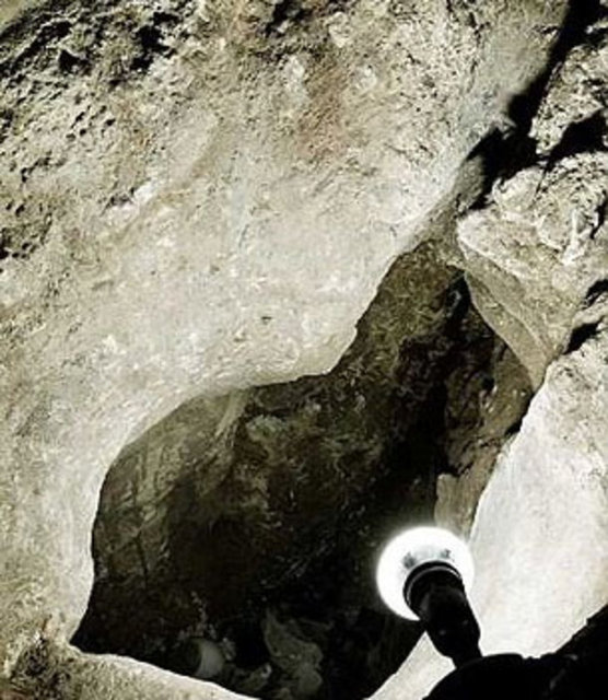 Kazı sırasında 2.bin yıllık tarihi bir şovalye odası keşfetti.