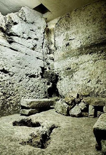 Odanan adeta bir tarih fışkırdı. Antik mezardan çok sayıda çanak ve çömlek, takılar ve gravürler ortaya çıktı.