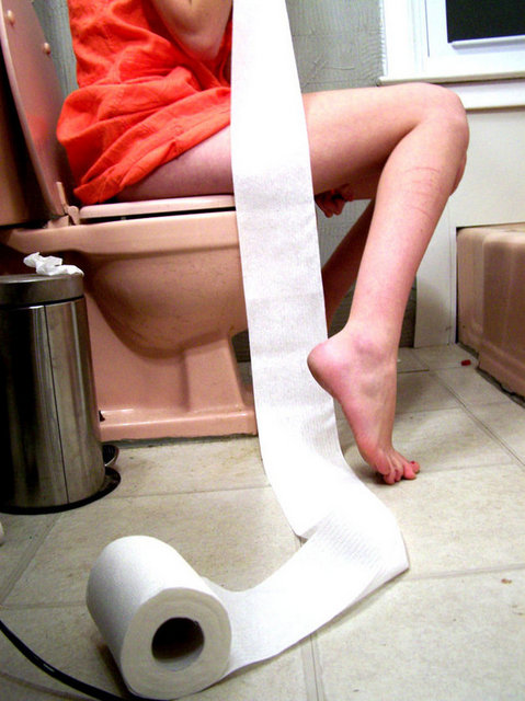 11) Umumi tuvalet pis ise, kötü görüntüyü kapamak için tuvalet kağıdı ile dışkının üstünü örtmek ve işini ondan sonra görmek.