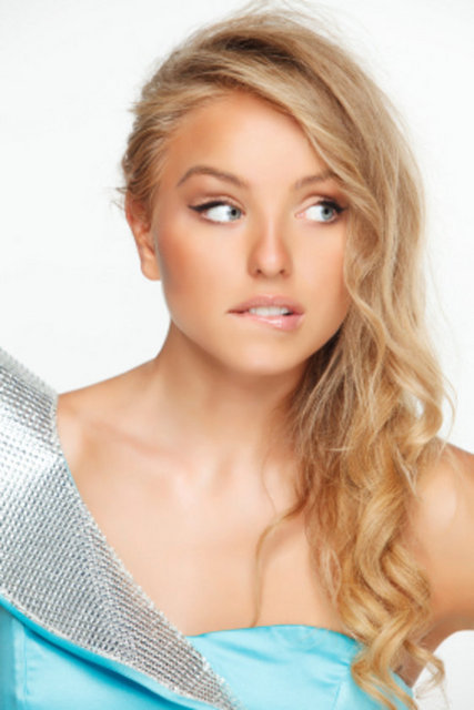 24) Tam iş üstündeyken saç tellerinin ucunu incelemeye almak.