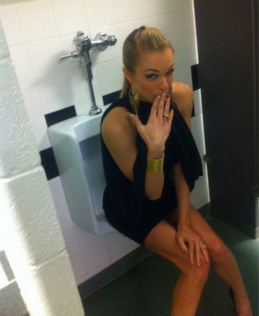 39) Göbeği yüzünden belden aşağısını göremeyince "Azıcık kilo almışım, boğazımı tutmalıyım" diye düşünmek.