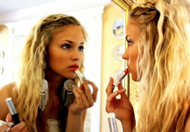 87) Sonra neden genellikle 'Kırmızı yoksa aşkı çağrıştırdığı için mi?' diye aklından geçirmek. Banyo ve yatak odasındaki aynaların aslında insanı tahrik edici objeler, özel fantezi araçları olduğuna kanaat getirmek.