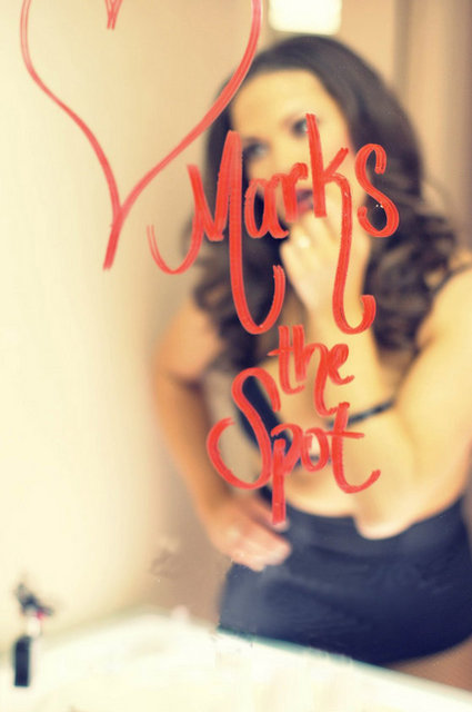 86) Ruj sürerken, filmlerde aynaya genellikle kırmızı rujla bırakılan notların ne kadar romantik olduğunu düşünmek.