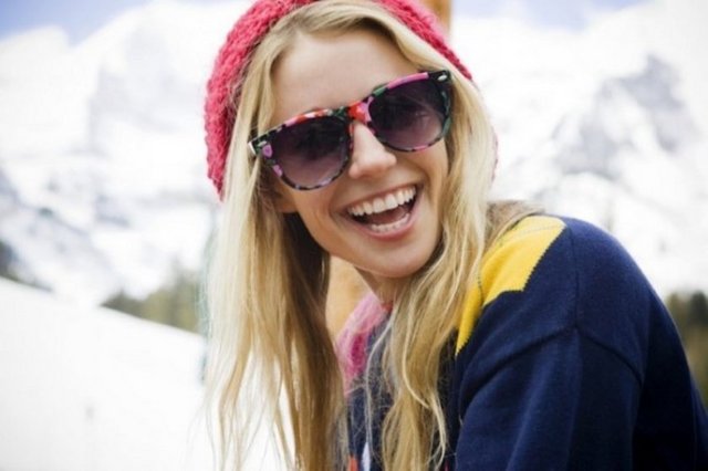 100) Sözünü tutmakla (mavi) rezil olmamak (kırmızı) arasında bir seçim yapmak; sözünü tutmak ve rezil olmak! Kahretsin, kırmızı teli kesmeliydim! -