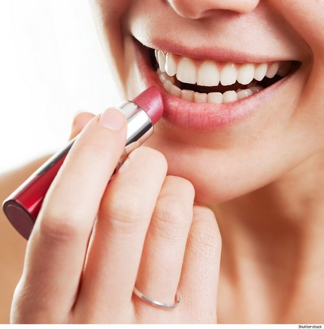 88) Ruj sürerken alt dudağın üst dudağa oranla daha kalın olduğunu düşünüp acaba botoksla mı yoksa sıvı silikonla mı şişirtip eşitlesem diye karar vermeye çalışmak.