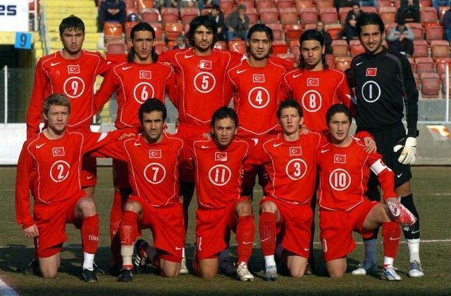 SOLDAN SAGA: BURAK YILMAZ, MEHMET TOPAL, CAN ARAT, BEKIR IRTEGUN, SELCUK INAN, KALECI VOLKAN BABACAN. OTURANLAR SOLDAN SAGA: UGUR UCAR, MEHMET CAKIR, OLCAN ADIN, FERHAT OZTORUN, KAPTAN SABRI SARIOGLU