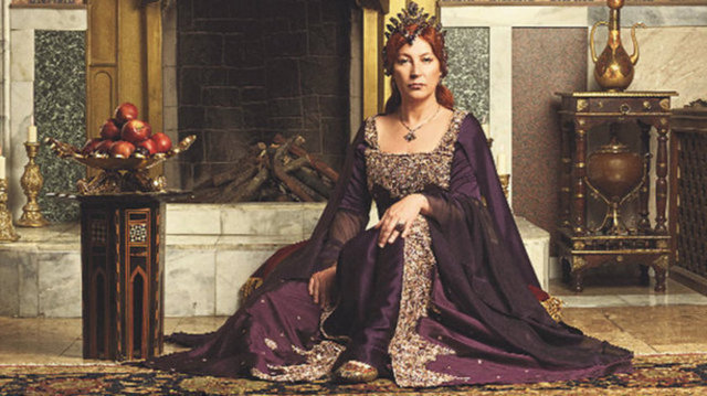 Hürrem Sultan'ın zehirlenerek ya da kadın hastalığı sonucu öldüğü düşünülür.