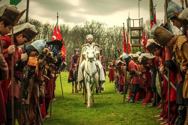 Mehmet Günsür'ün canlandırdığı Şehzade Mustafa'nın öldürülme sahnesi için ormanda 3 dönümlük alana ordugâh kuruldu. Bir hafta süren çekimlerde bin figüran rol aldı.