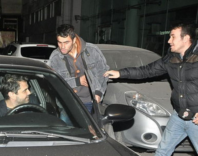 Şoke olan iki sevgilinin yardımına gazeteciler koştu ve genci otomobilden uzaklaştırdı.