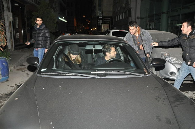 Kenan Doğulu ile Beren Saat'in romantik akşamı madde bağımlısı bir gencin tacizi nedeniyle zehir oldu!