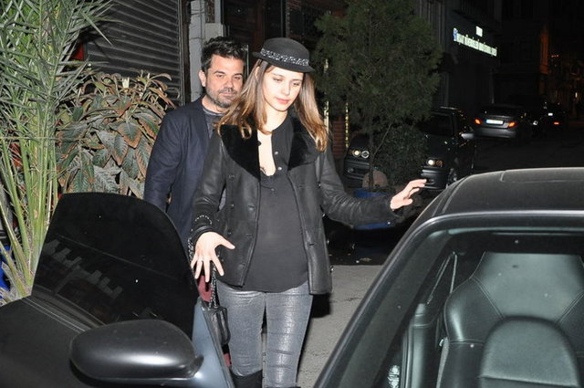 İKİ SEVGİLİ HASRET GİDERDİ - Konserleri nedeniyle bir süredir Avusturalya'da olan Kenan Doğulu İstanbul'a döner dönmez sevgilisi Beren Saat'e koştu.