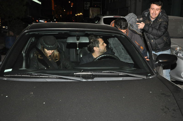 Doğulu'dan para isteyen genç, "Para vermezsen seni arabanla yakarım" diye bağırarak otomobile girmye çalışınca iki sevgili şoke oldu.