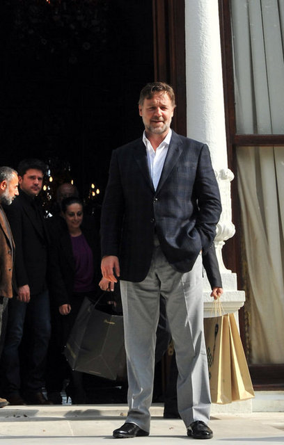 İki oyuncunun hayli hatırı sayılır olduğu iddia edilen ücretleri filmin Türkiye haklarını satın alan Mars Entertainment Group tarafından karşılanmış.