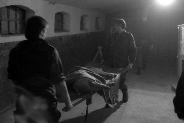 NATO ülkeleri arasında domuzları eğitimde canlı olarak kullanan 5 ülkeden biri olan Danimarka'da askerlerin domuzları ayaklarından asarak atış talimi yaptıklarını gösteren fotoğraflar İngiliz basınında yer alınca büyük yankı uyandırdı