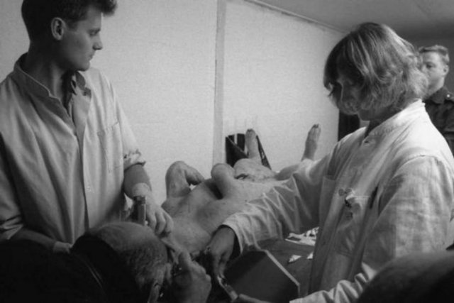 Askerlerin, canlı domuzları 9 milimetrelik AK47 silahlarla vurarak, bacak ve vücutlarından yaraladıkları ancak öldürmedikleri sonra da asker doktorların sözde yaralı askeri kurtarıyor gibi kurtarma eğitimi yaptıktan sonra öldürdükleri bildirildi