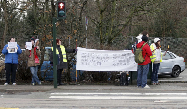 Aktivistlerle beraber Marius'un öldürülmesini protesto eden Linda Bettina Jörgensen ise "Hayvanları görmek için severek para ödememize rağmen hayvanlara bu şekilde davranıldığını görmek istemiyoruz" dedi