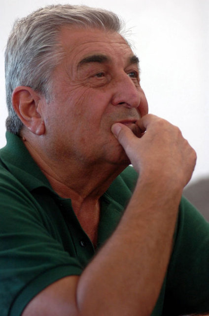 'Tabi ölmüyorsunuz' dediler gülerek.  Ayşe  ile de 25 sene önce Bizimkiler dizisinde beraberdik, o Şükrü'nün eşiydi, ben de Şükrü'nün ağabeyi Şevket'tim. Şimdi de burada benim eşim oldu." ifadelerini kullandı.