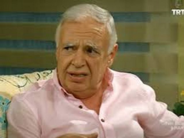 Oğulları Halis / Ali Uyandıran -  - TV dizilerinde oynamaya devam ediyor, en son geçen sezon "6 Mantı"da seyrettik.