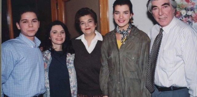 25 yıl önce 'Bizimkiler' dizisinin setinde başlayan dostluk 'Talih Kuşu' adlı dizi ile devam ettikten sonra iki duayen sanatçının yolu bu kez SHOW TV'de yayınlanan "Ne Münasebet'in setinde kesişti.