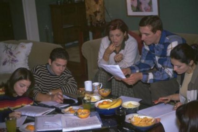 ÖZGE ÖZBERK -  - Dizide uzun süre Ali'nin bir dargın bir barışık yaşadığı sözlüsü Zeynep'i canlandıran Özge Özberk,daha sonra BKM'ye dahil oldu.