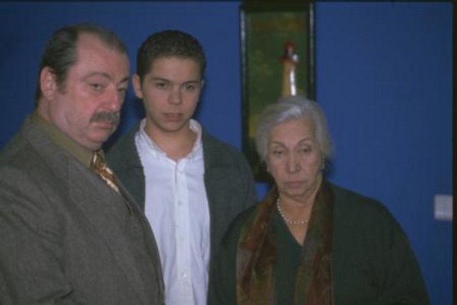 GÜZİN ÖZİPEK(BABANNE) -  - 'Bizimkiler' dizisinin 12 yıl boyunca saygın ve sevecen babaannesi Leyla Hanım'ı başarıyla canlandırdı. Ünlü oyuncu lenfbezi tümörüne ve solunum yetmezliğine yenik düşerek 13 Ağustos 2000 tarihinde 75 yaşında aramızdan ayrıldı.