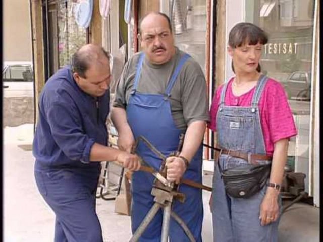 Davut Usta / Selçuk Uluergüven: -  -   -  - 2004 yılında tiyatrocu oğlu Eren'i provalar sırasında bir kazada kaybetti. 2008'de Yiğit Tunç'un yazıp yönettiği "Herakles-Heykelin Sırrı" adlı TV filminde oynadı.