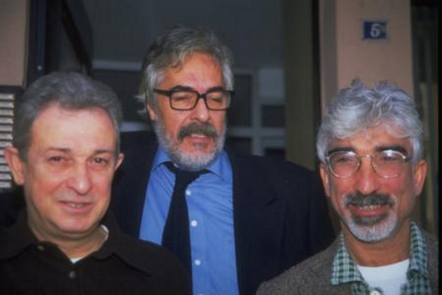 SAVAŞ DİNÇER -  - Yine dizinin en önemli karakterlerinden olan Şükrü'yü canlandıran Savaş Dinçel de 20 Aralık 2007'de bir kalp krizi sonucunda aramızdan ayrıldı.