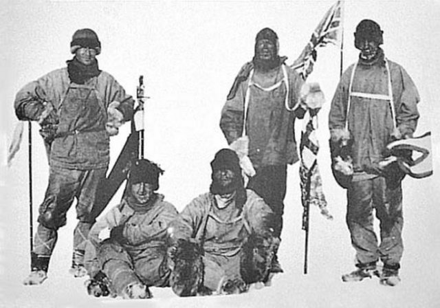 18 Ocak 1912'de Güney Kutup Noktası'na varan Scott, burada Amundsen'in 1 ay önce dikmiş olduğu Norveç bayrağıyla karşılaştı ve büyük hayal kırıklığı yaşadı. - Scott'ın kutup noktasındaki fotoğrafı...