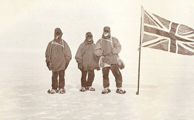 İngiliz kaşif Robert Falcon Scott ve Ernest Shackleton, 1902 yılında Güney Kutbu'nun keşfedilmesi için düzenlenen ilk ciddi girişime birlikte katıldılar. Ancak bu ilk girişim başarısızlıkla sonuçlandı.