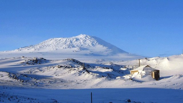 Neredeyse 100 yıllık kulübenin her köşesi, Güney Kutbu'nu keşfetmek isteyen ilk kutup kaşiflerinin izleriyle dolu.