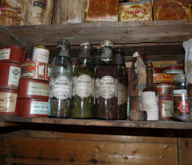 Shakleton'un başaramadığını başarmak için, 1912 yılında Scott ve adamları yola çıktılar. Ancak ekip Güney Kutbuna ulaşmadan bir ay önce, Norveçli kaşif Roald Amundsen, Güney Kutbu'na ilk bayrağı diken kişi oldu.