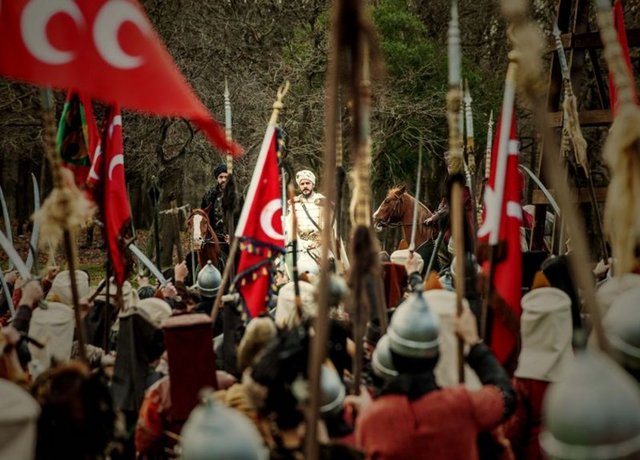 Beklenmedik biçimde Hünkar'la görüşmeye çağrılan Mustafa, tüm uyarılara rağmen babasının çadırına yalınkılıç gidiyor.