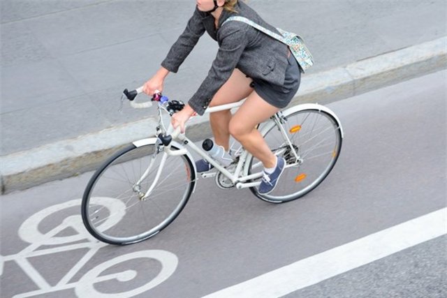 34. İşe bisikletle gidin  Mümkünse işe araba veya toplu taşıma yerine bisikletle giderek hem masraflarınızı azaltıp hem de egzersiz yapabilirsiniz.
