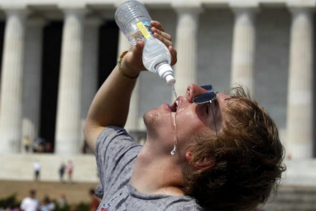 11. Şişe su almayın  Sürekli küçük şişe sular almak yerine bir matarayı doldurup onu yanınızda taşıyın.