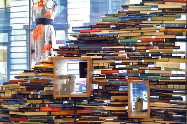 32. Kütüphaneye gidin  Kitap ve DVD satın almak yerine kütüphaneden ödünç alabilirsiniz.