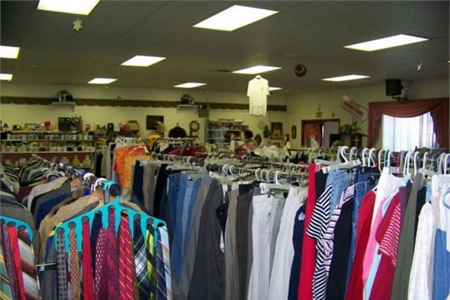 33. İkinci el eşya alın  Özellikle kıyafetlerinizi iyi durumdaki ikinci el ürünlerden seçerseniz kimse yeni bir kıyafetle arasındaki farkı anlayamaz.