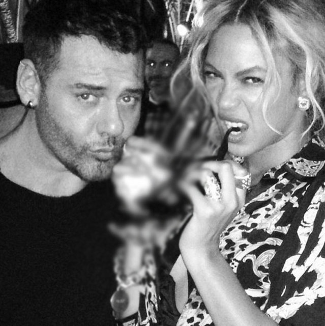 Beyonce, Penelope Cruz, Jennifer Lopez, Donatella Versace, Lara Stone, Madonna ve Kate Moss gibi pek çok ünlüyle fotoğraf paylaşan fotoğrafçı, samimi halleriyle de dikkat çekiyor.