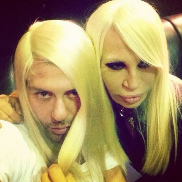 Donatella Versace ile onun peruklarını takmış bir halde -