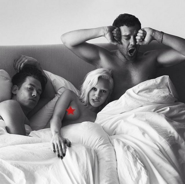 Ortağı Marcus Piggott ile birlikte dünyanın en prestijli marka ve dergilerinin fotoğraf çekimlerinin emanet edildiği Alaş, son olarak W Dergisinin bir projesi için pek çok ünlüyü yatakta çekti.