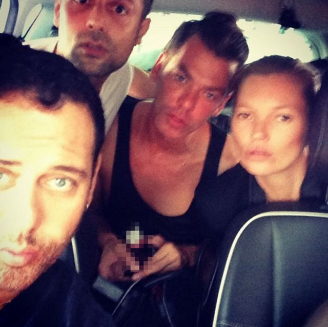 Kate Moss, Marcus Piggot ve Türk fotoğrafçı Cüneyt Akeroğlu  -