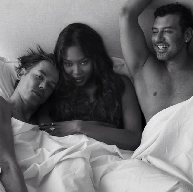 Herkesin, 'Kim bu ünlülerin yatağındaki Türk?' diye konuştuğu Alaş, Hollywood'dan moda dünyasına dünyanın en ünlü isimleriyle oldukça yakın...