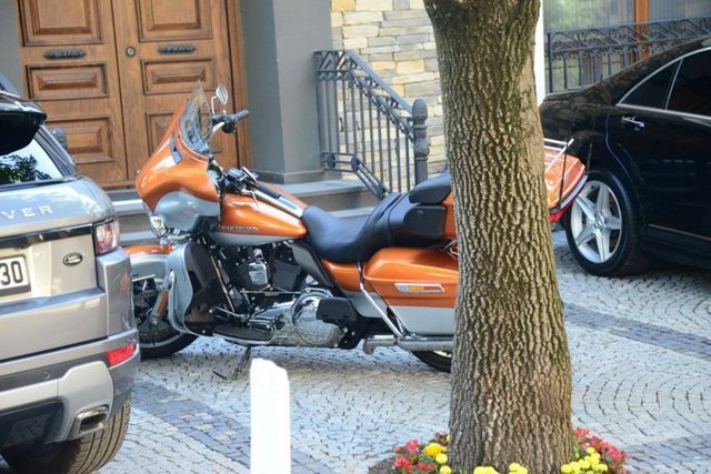 Ünlü komedyen önceki gün, Levent'teki ofisine yeni aldığı 150 bin lira değerindeki Harley Davidson'ın Touring Ultra Limited modeli uzun yol motosikletiyle geldi.