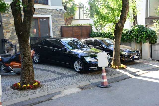 Motosikletini kapıya park eden Gökbakar, kısacık kestirdiği saçları ve şortuyla dikkat çekti.